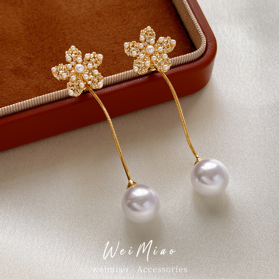 18k gold-plated silver pin earrings with zircon flower and pearl settings &ndash; a sophisticated and elegant choice for discerning individuals