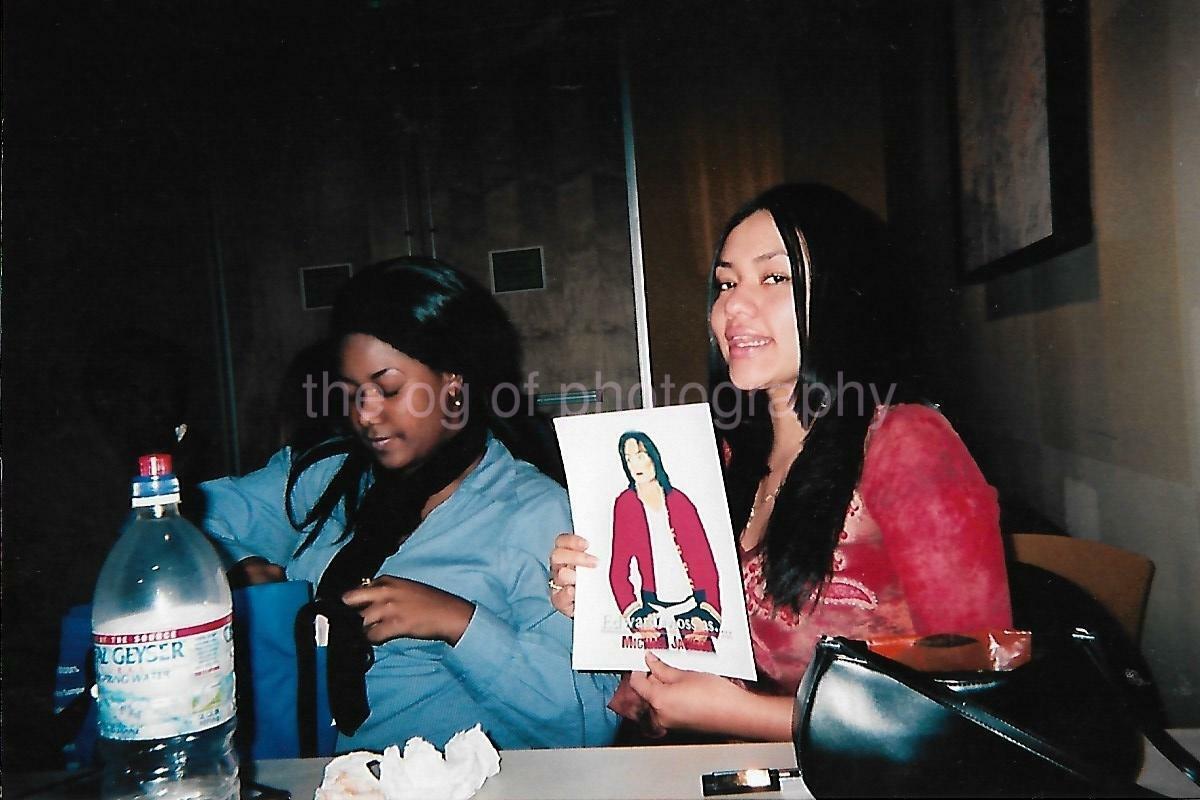 Michael Jackson Fans FOUND Photo Poster paintingGRAPH Color GIRLS Original Snapshot VINTAGE 06 3