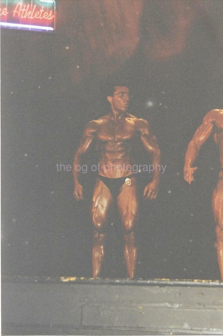 MUSCLE MAN Bodybuilder FOUND Photo Poster painting ColorOriginal Snapshot 99 14 V