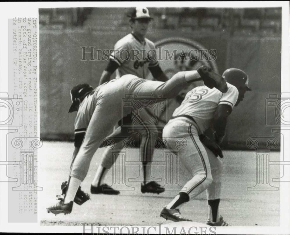 Press Photo Poster painting Oriole player Rich Dauer tries to reach Blue Jays player on base