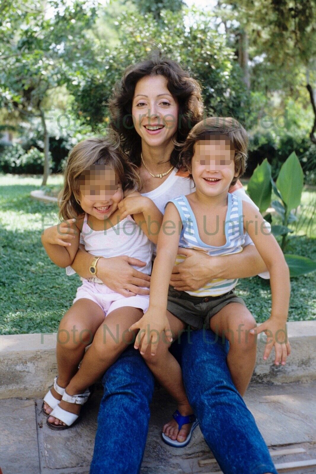 Vicky Leandros With Your Children - Photo Poster painting 20 X 30 CM Without Autograph (Nr 2-439