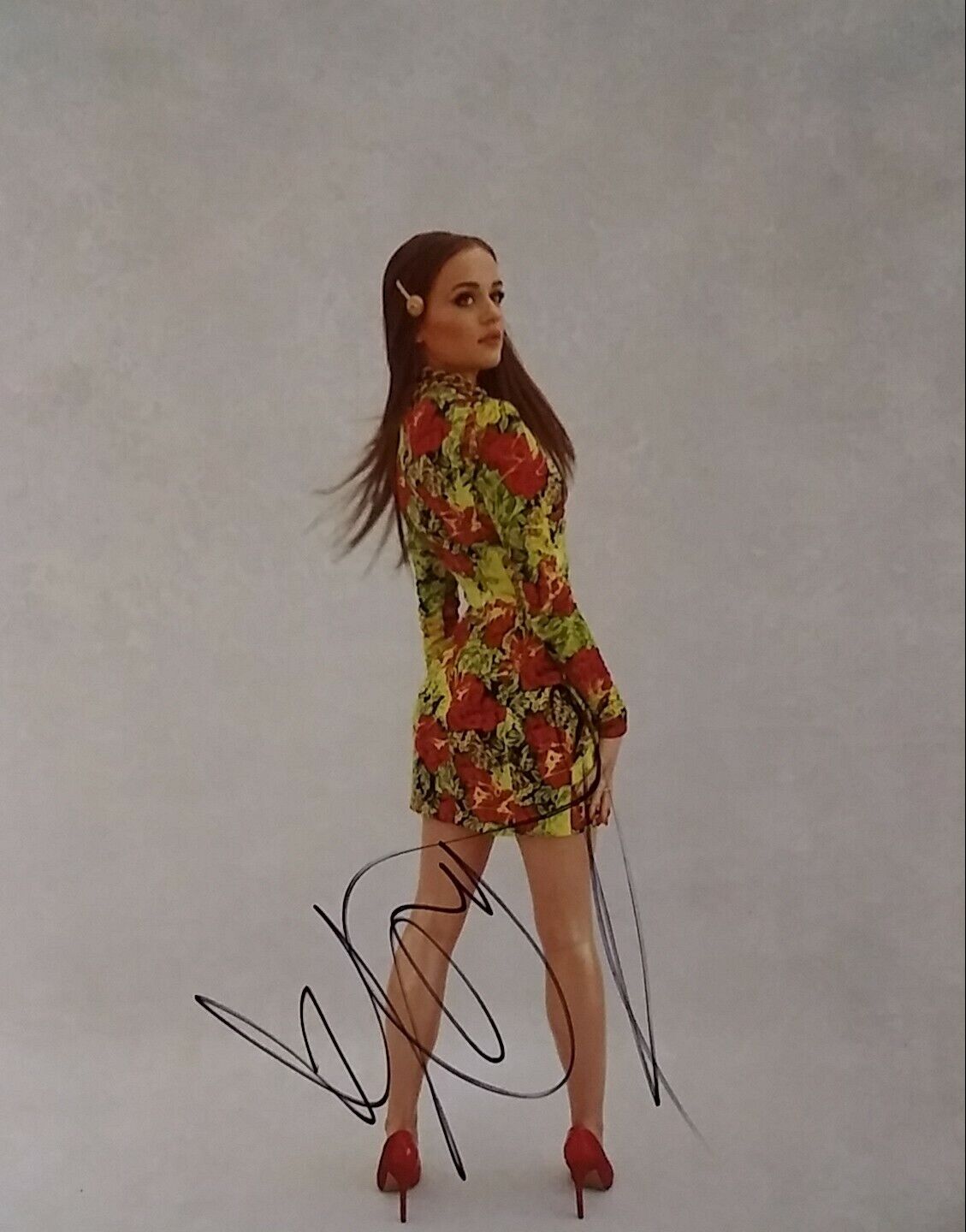 Joey King signed 8 x 10