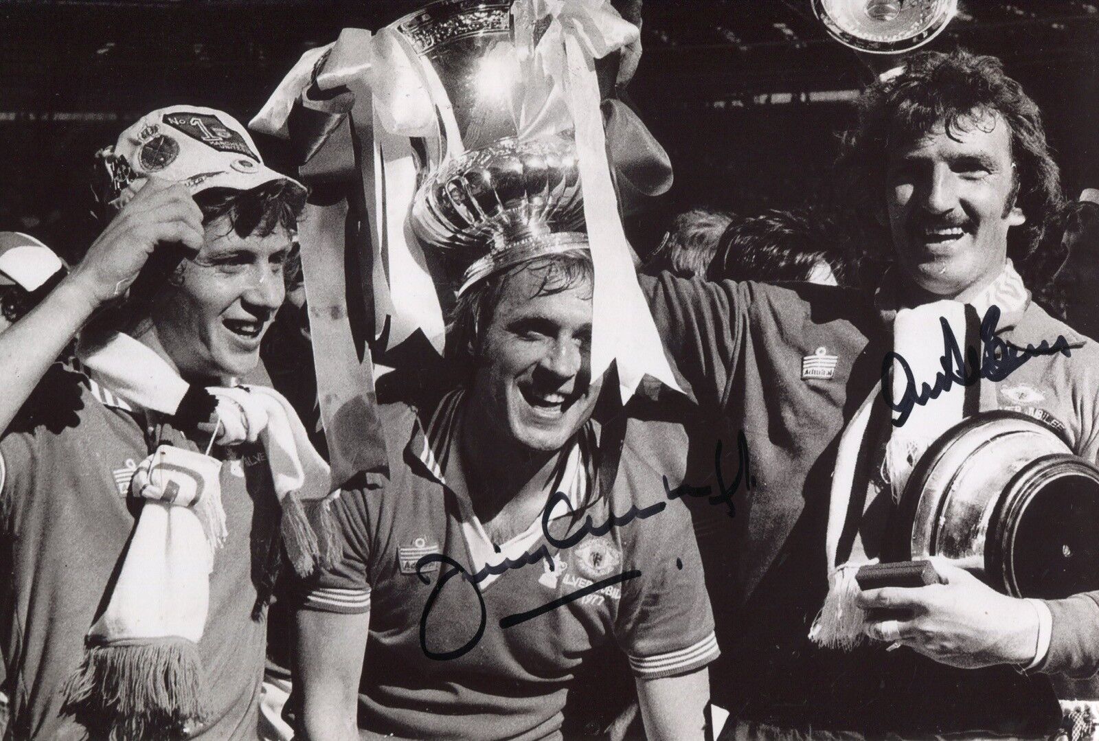 Manchester United 1977 FA Cup Final win Greenhoff & Stepney signed Photo Poster painting