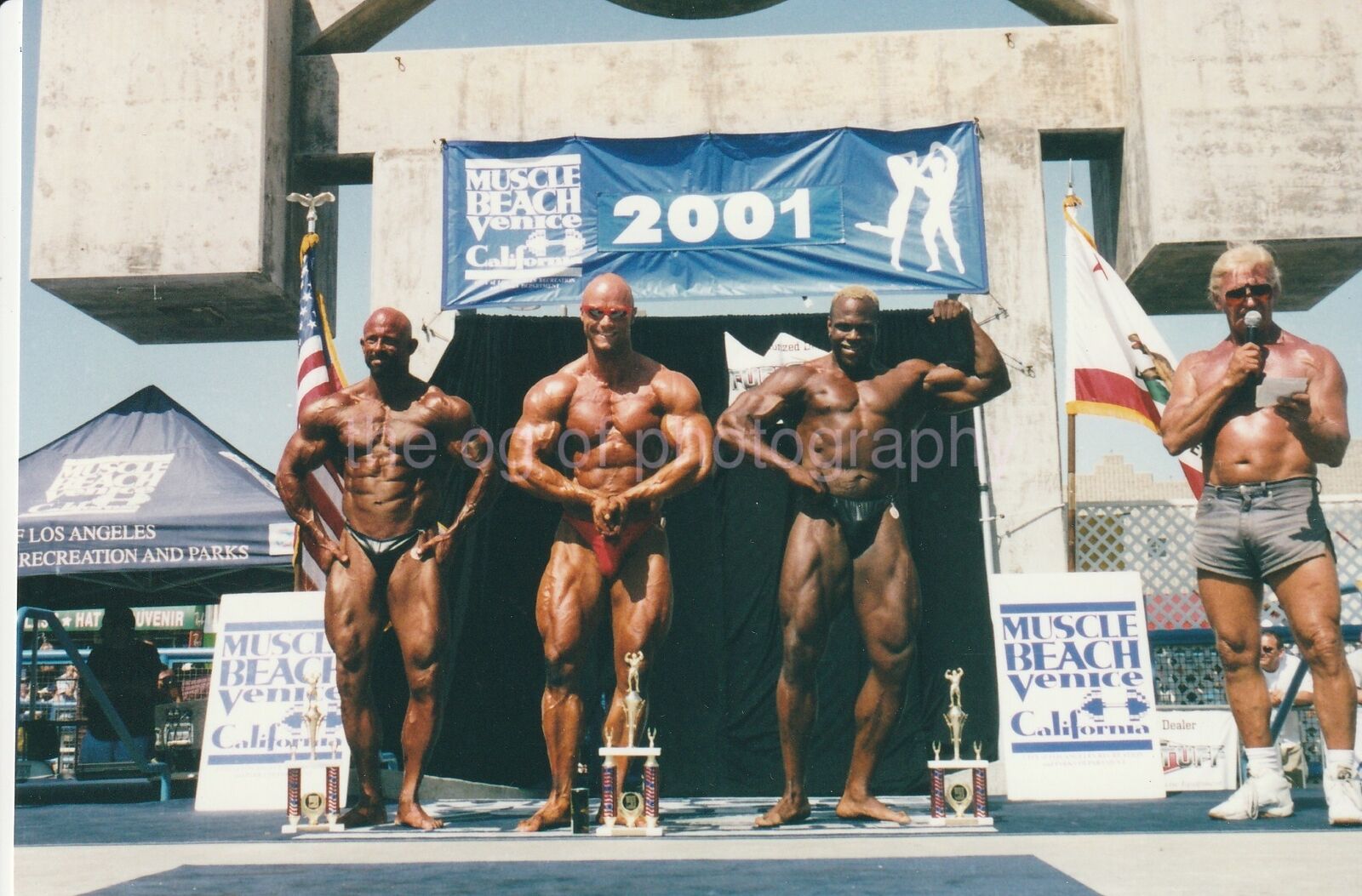 Venice Beach MUSCLE MEN Found Photo Poster painting Photo Poster paintingGRAPHER GENE MOZEE Bodybuilding 91 4 S