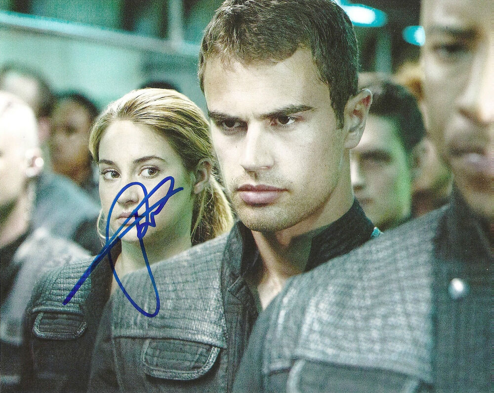 THEO JAMES 'DIVERGENT' FOUR SIGNED 8X10 PICTURE *COA