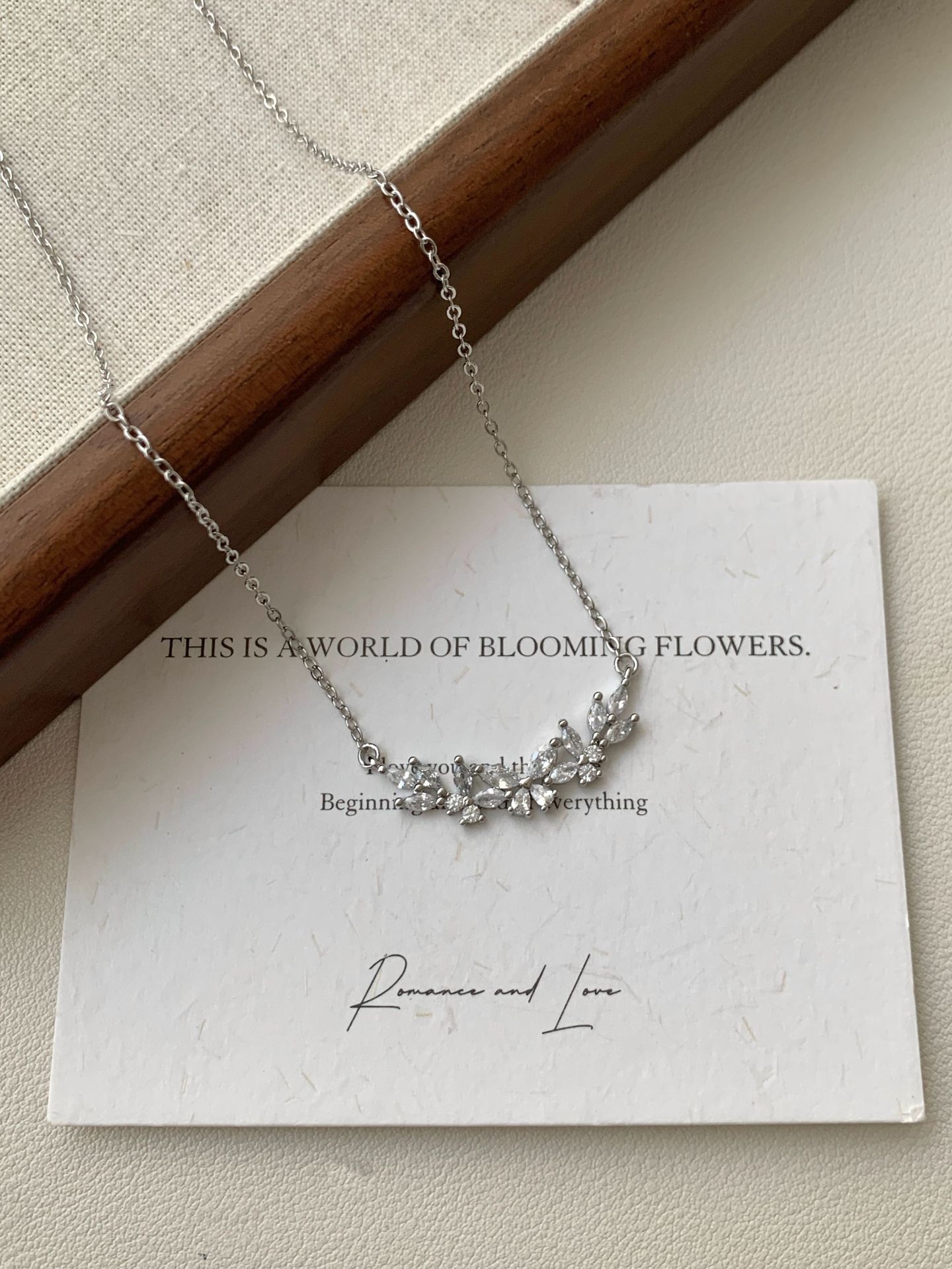 European and American style high-end full diamond butterfly necklace clavicle chain design necklace unique necklace fashionable and versatile necklace