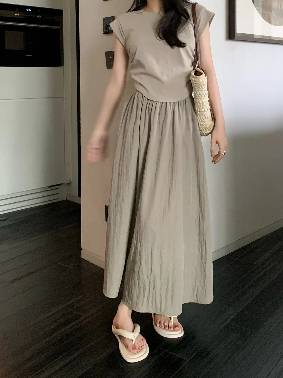 THIN PLEATED MID LENGTH UMBRELLA SKIRT