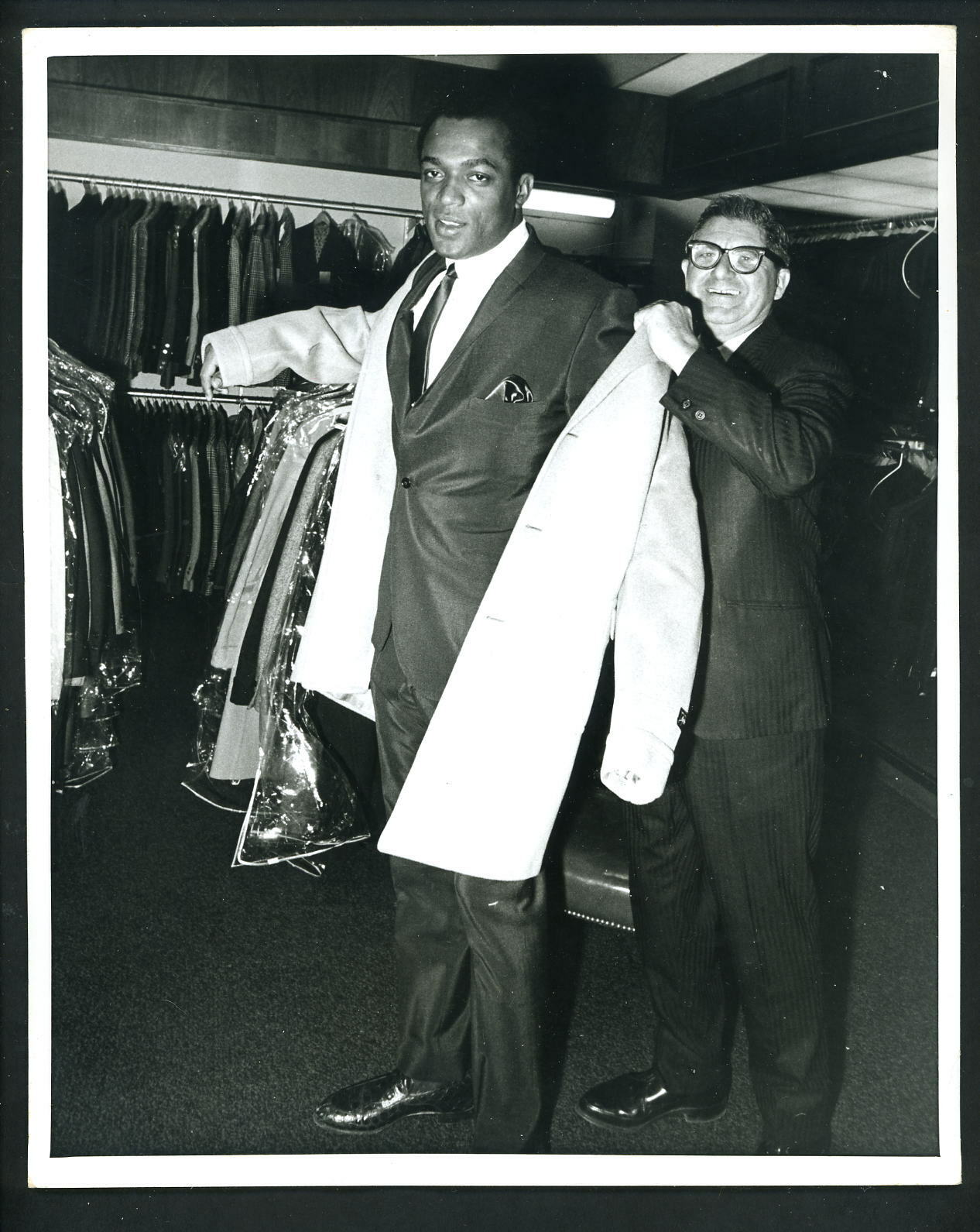 Earl Wilson buys a new coat in New York 1967 Press Photo Poster painting Detroit Tigers