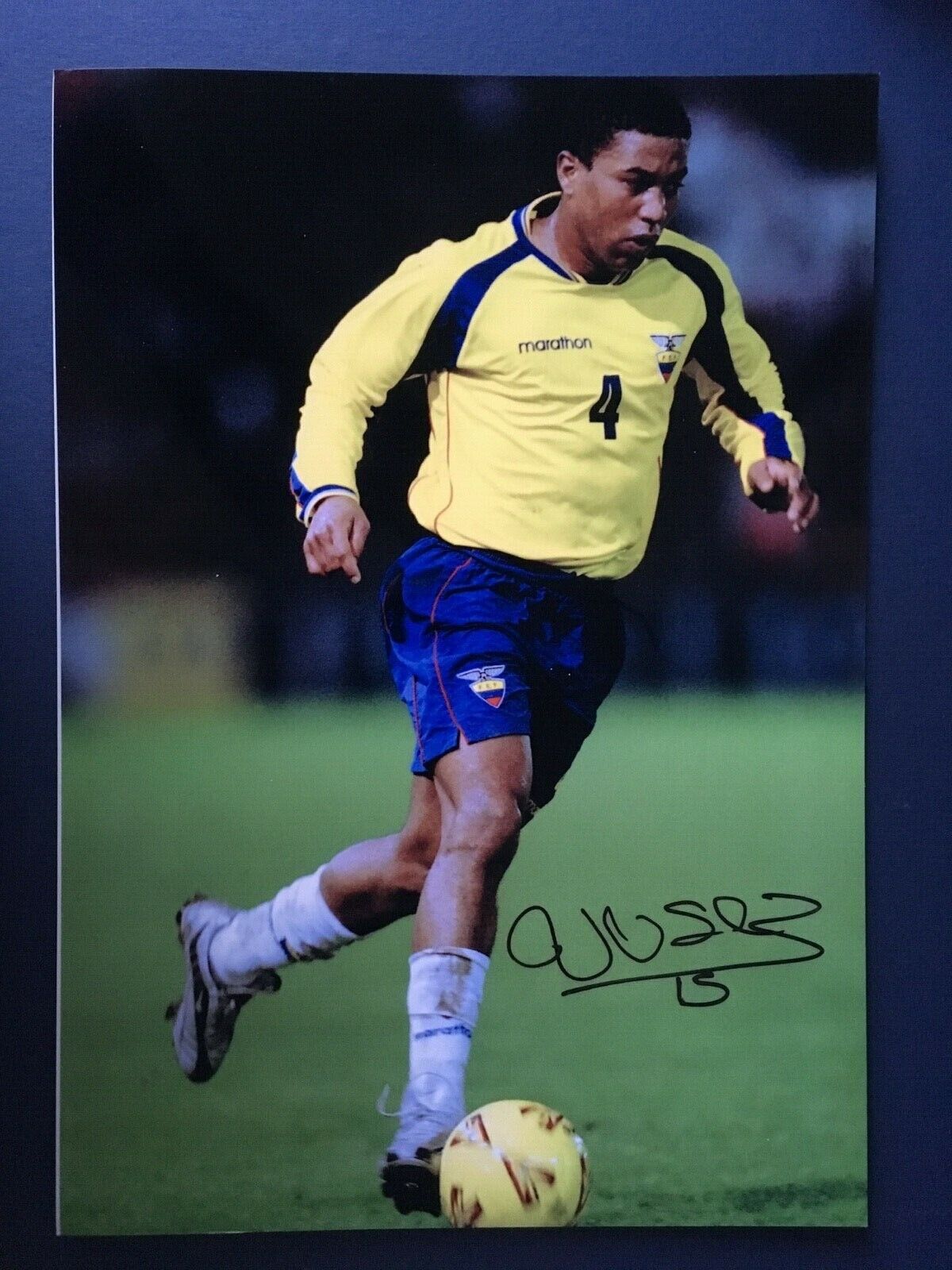 ULISES DE LA CRUZ - EQUADOR INTERNATIONAL FOOTBALLER - EXCELLENT SIGNED Photo Poster painting