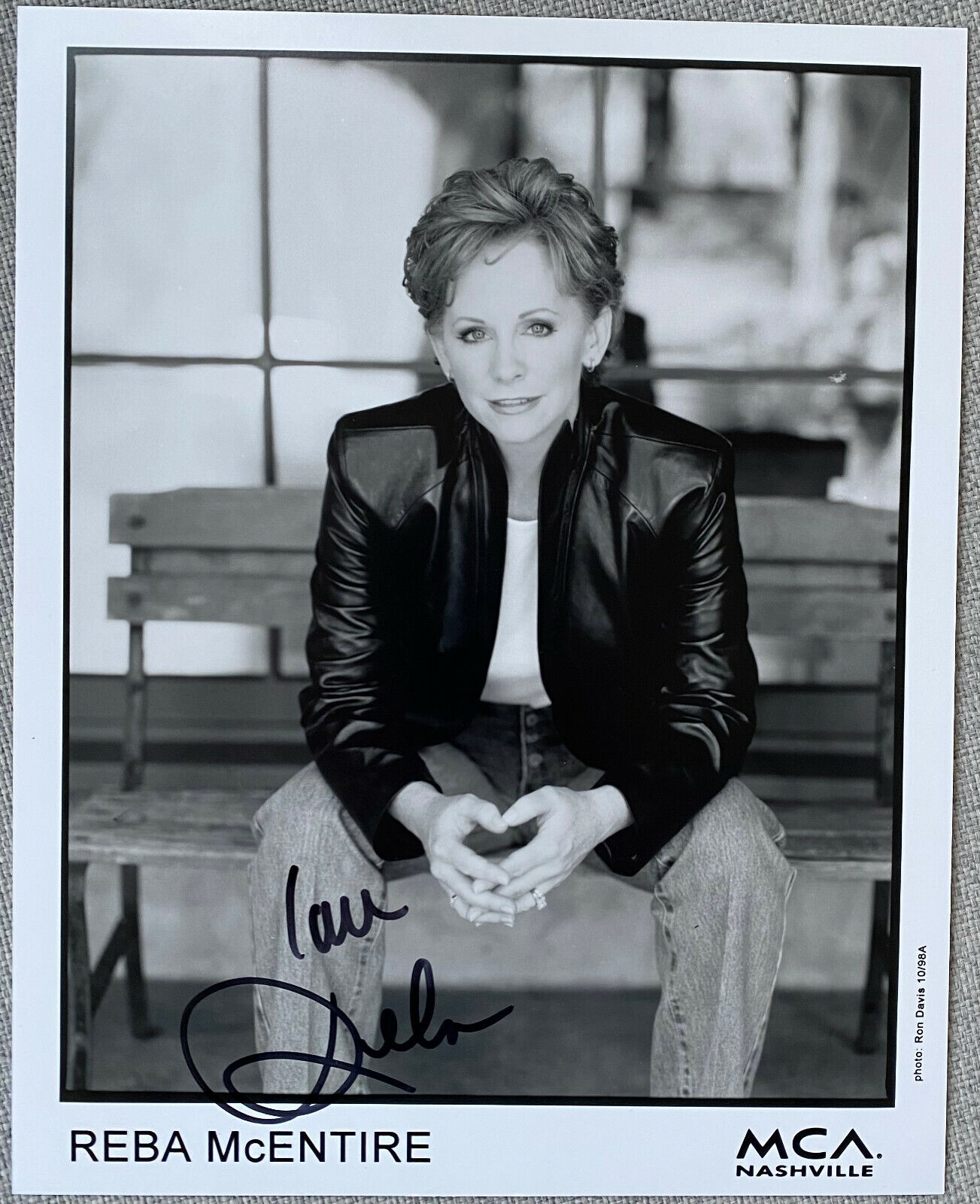 Reba McEntire Signed IP RARE B&W 8x10 Promo Photo Poster painting - Authentic, Country Music