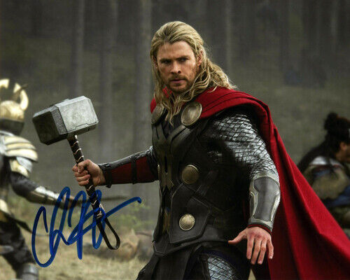 Autographed Photo Poster painting Chris Hemsworth signed 8 x 10