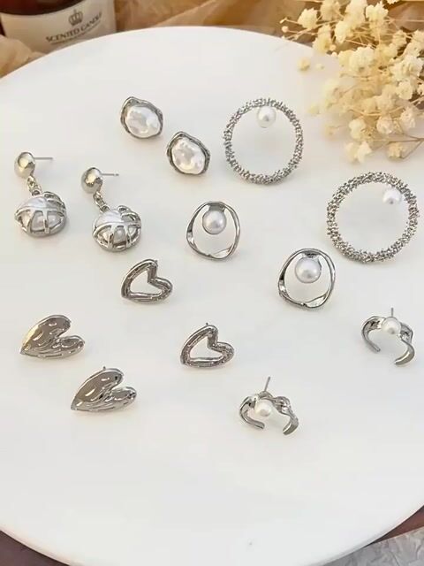 Irregular pearl stud earrings