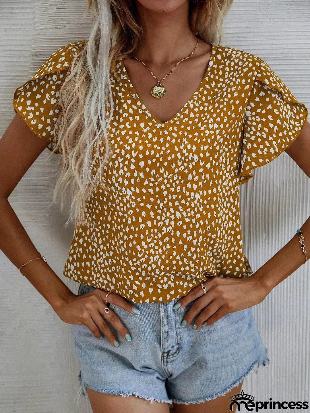 |Short-sleeved summer blouse with slim fit and no collar