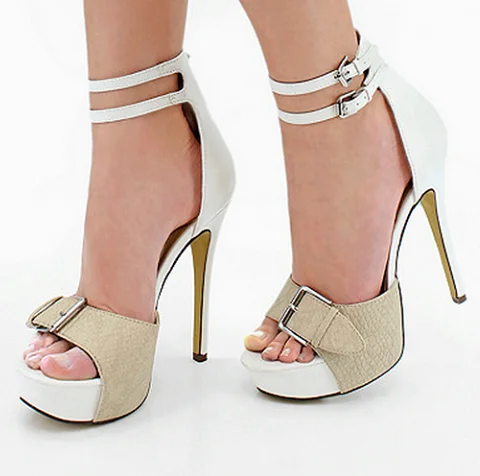 Escarpins à bout ouvert blanc et beige avec talons aiguilles et boucles Flusfy