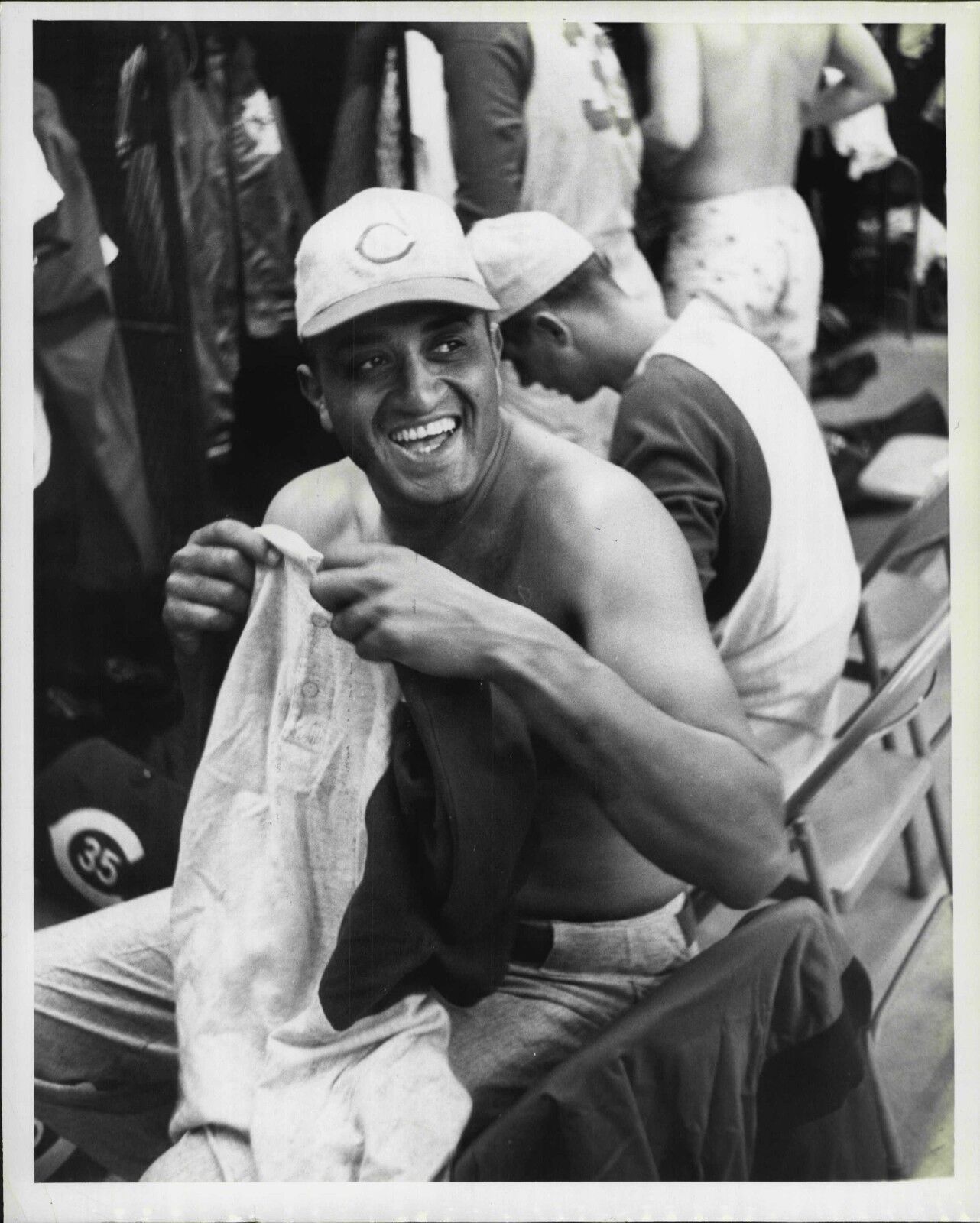 Don Newcombe 1959 Press Photo Poster painting with the Cincinnati Reds in locker room