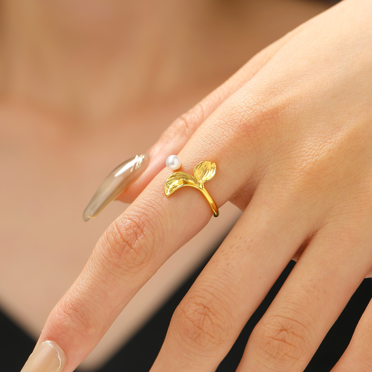 Leaf pearl open-ended gold-plated ring
