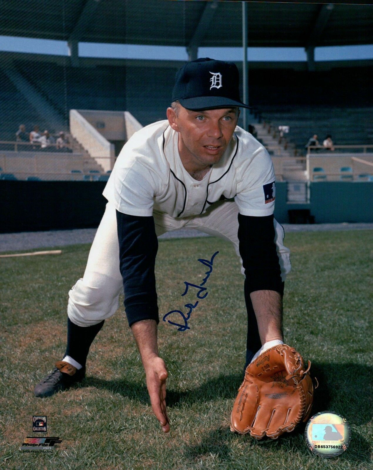 Dick Tracewski Signed 8X10 Photo Poster painting Autograph Detroit Tigers Pose w/Glove Auto COA