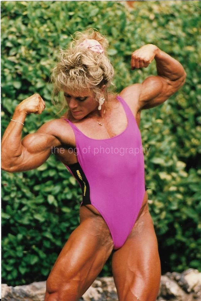 FEMALE BODYBUILDER 80's 90's FOUND Photo Poster painting Color MUSCLE WOMAN Original EN 16 20 V