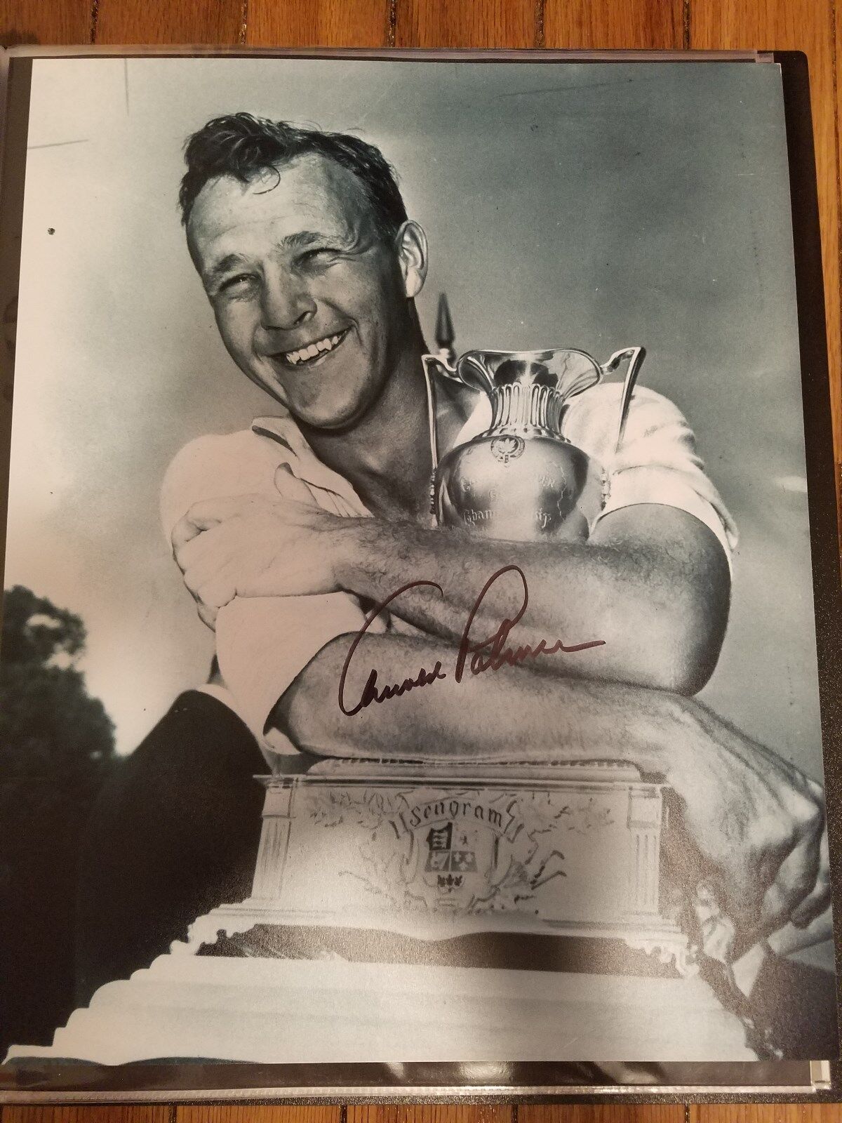 ARNOLD PALMER GOLD LEGEND SIGNED AUTOGRAPHED BW 11x14 Photo Poster painting