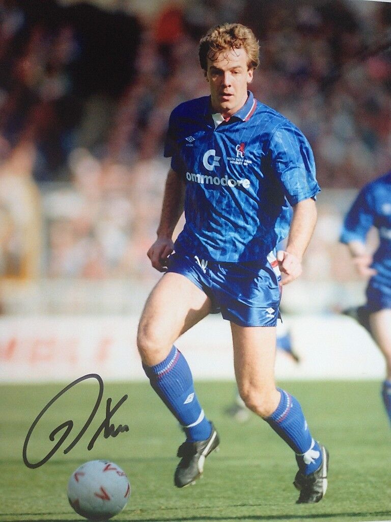 KERRY DIXON - FORMER CHELSEA FOOTBALLER - BRILLIANT SIGNED COLOUR Photo Poster paintingGRAPH