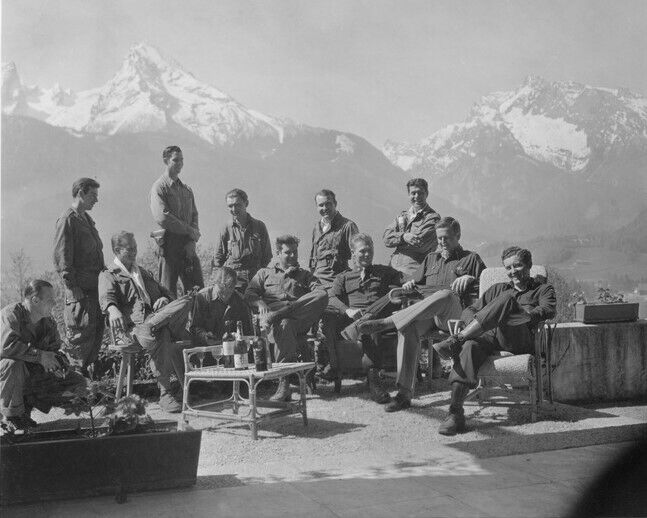 EASY COMPANY 8X10 Photo Poster painting PICTURE WWII MILITARY EAGLES NEST INFANTRY PARATROOPERS