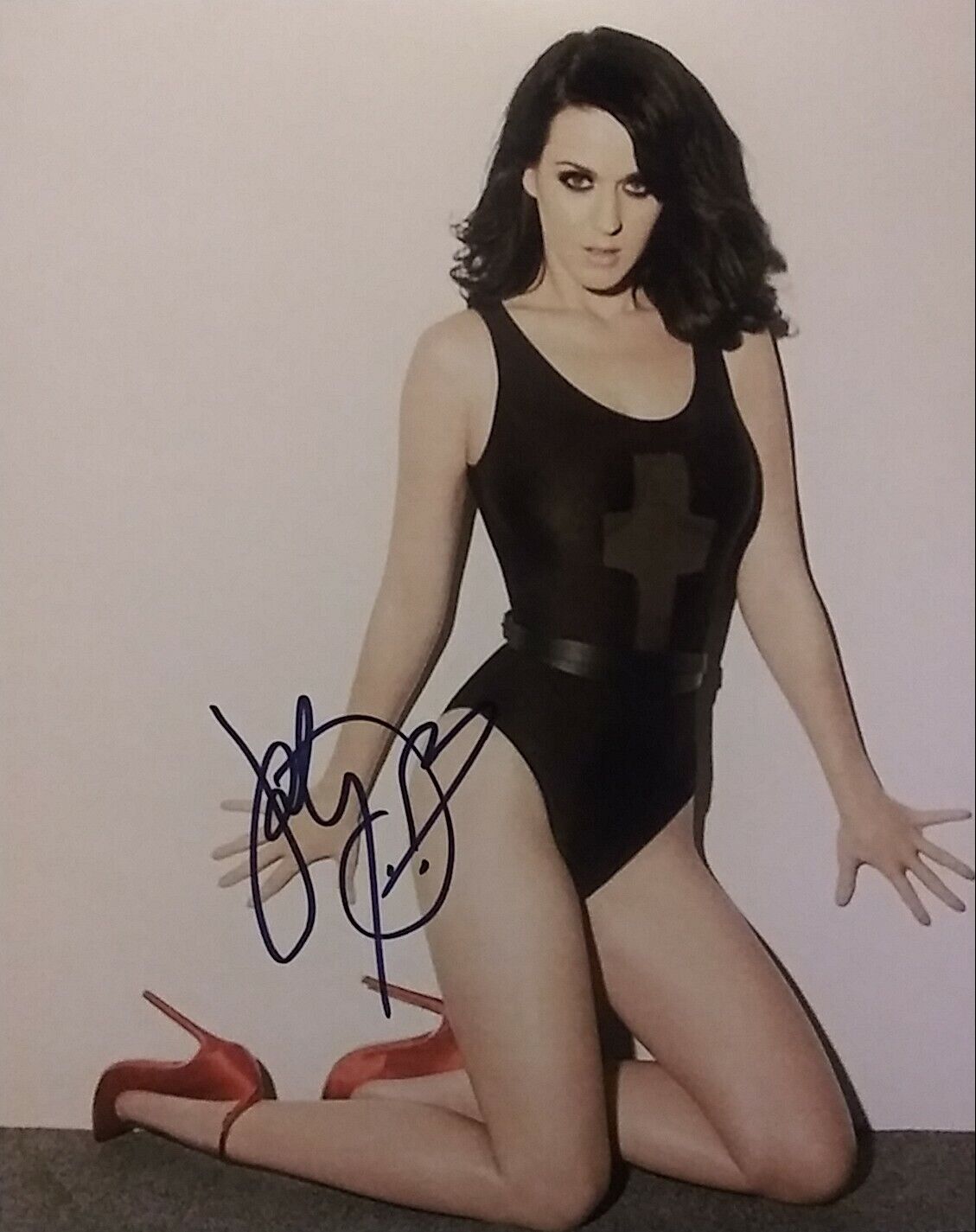 Katy Perry signed 8 x 10