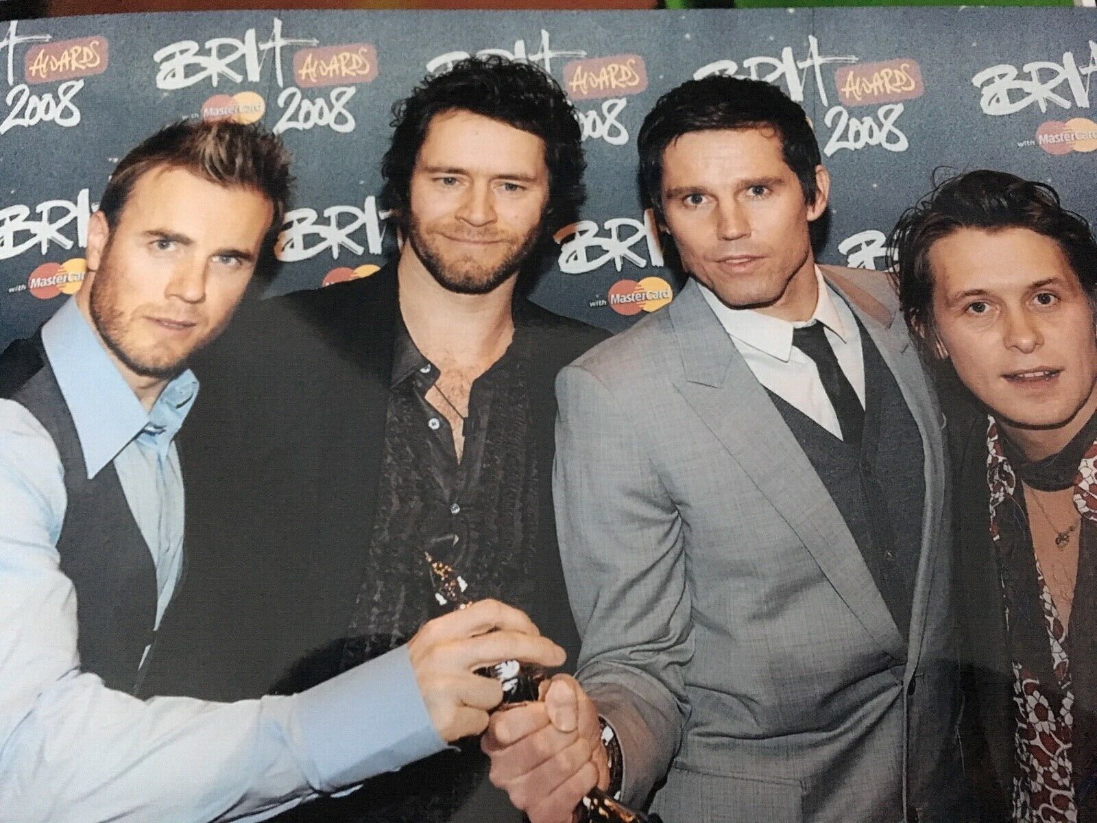 TAKE THAT - CHART TOPPING SUPERSTARS - EXCELLENT UNSIGNED Photo Poster paintingGRAPH