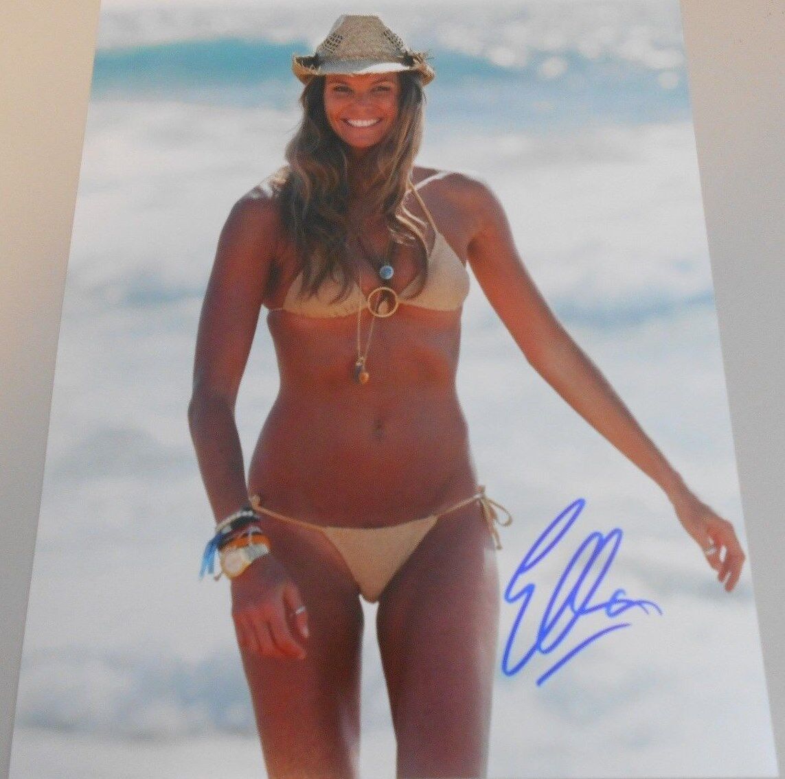 ELLE MACPHERSON * HAND SIGNED * 8 X 10 SUPER HOT ! W/LOA