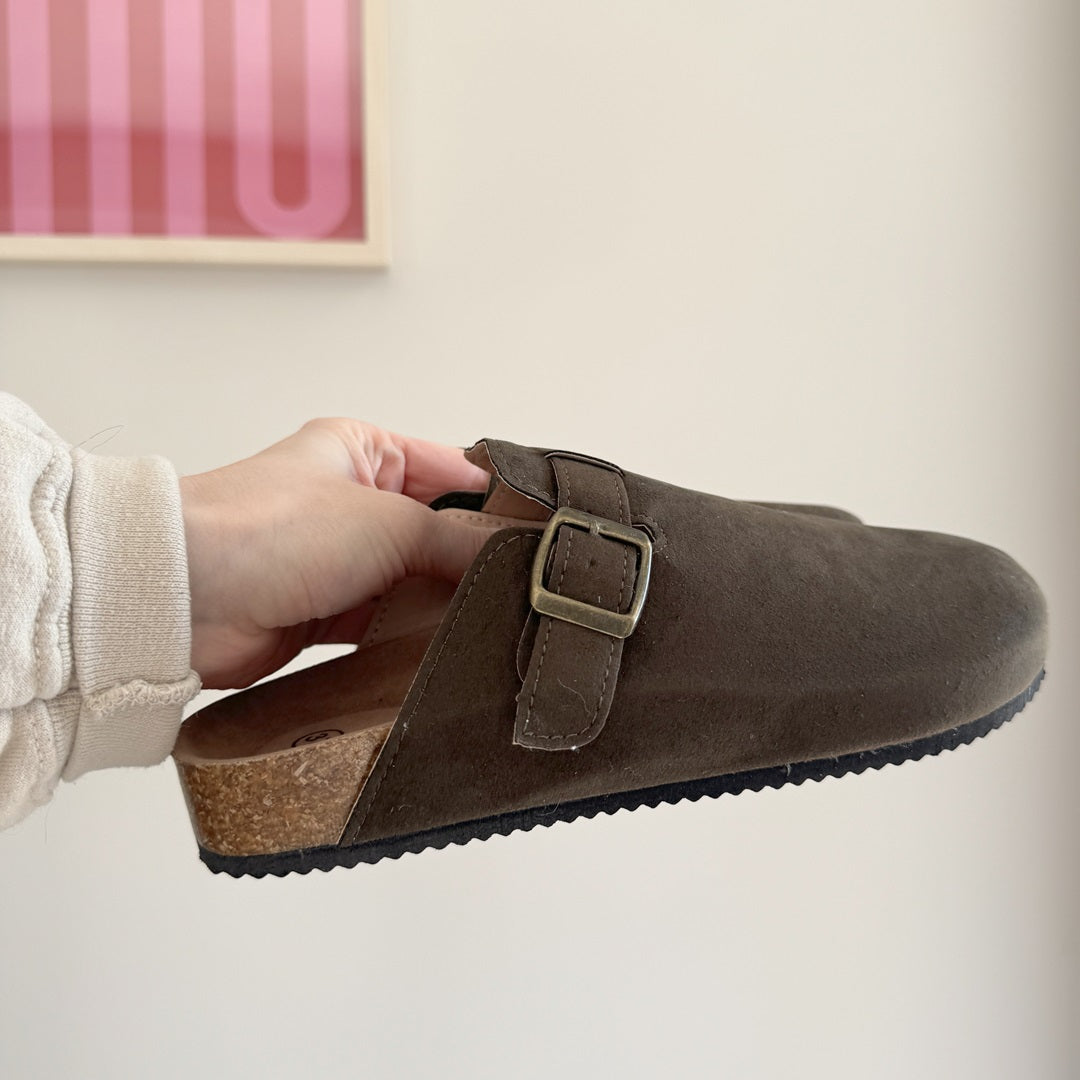 nordic_peace_suede_clogs