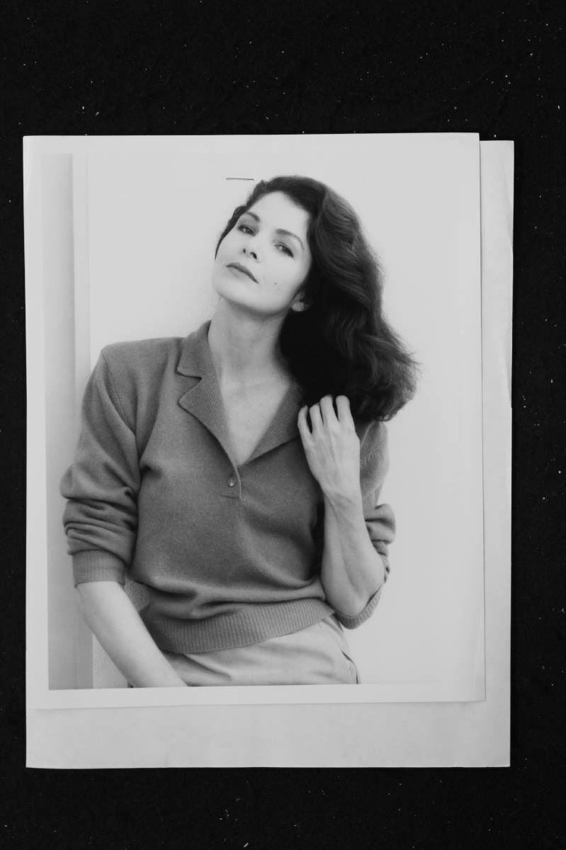 Lois Chiles - 8x10 Headshot Photo Poster painting w/ Resume - Dallas