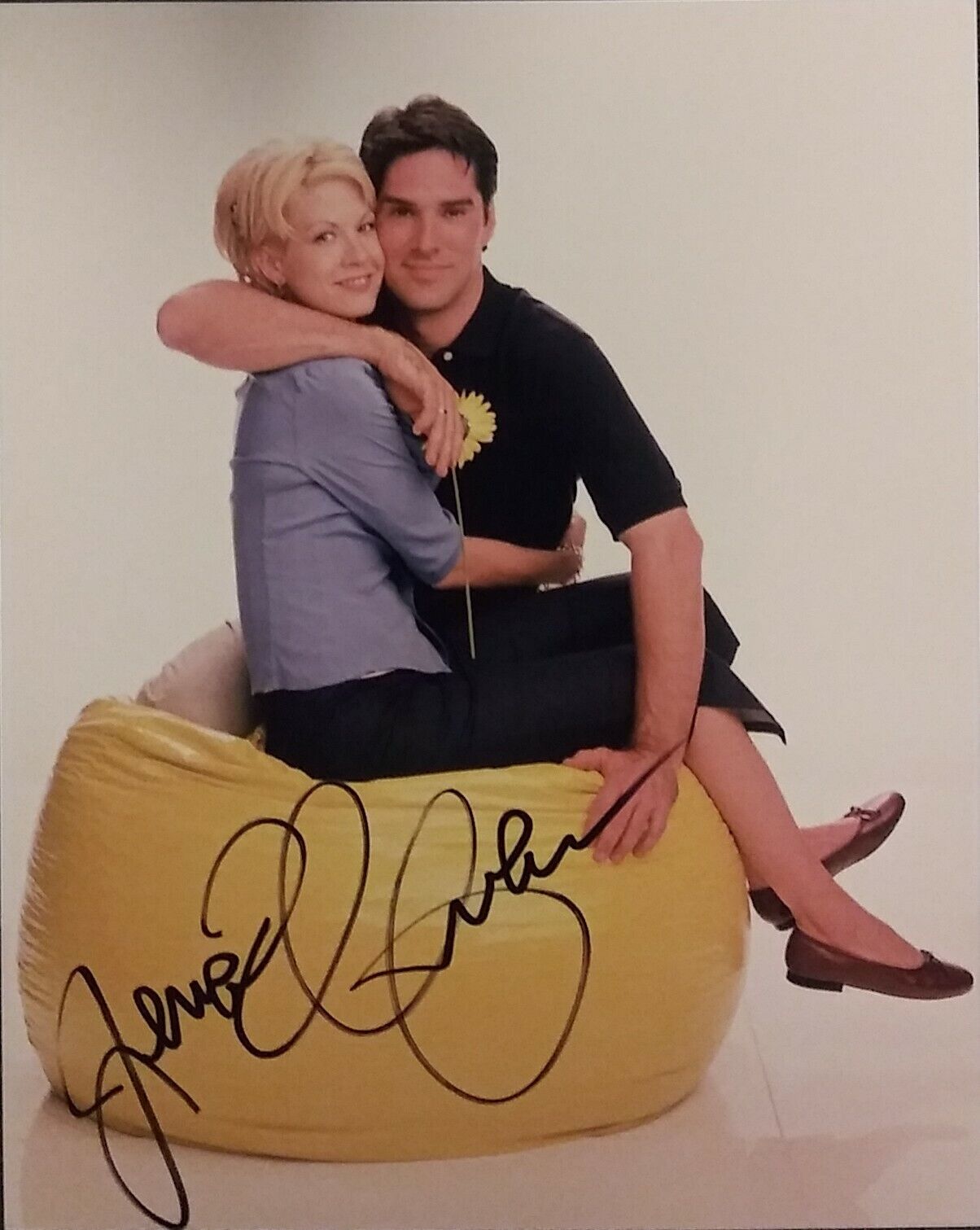 Jenna Elfman signed 8 x 10