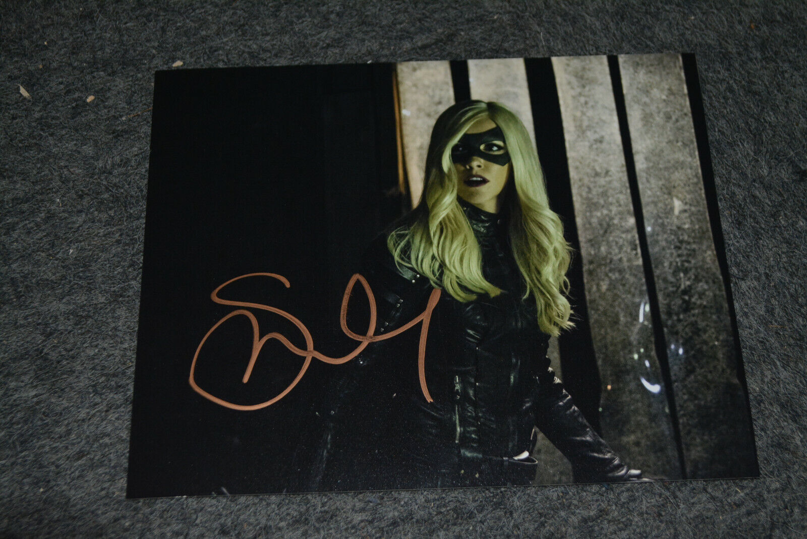 KATIE CASSIDY signed autograph In Person 8x10 ARROW