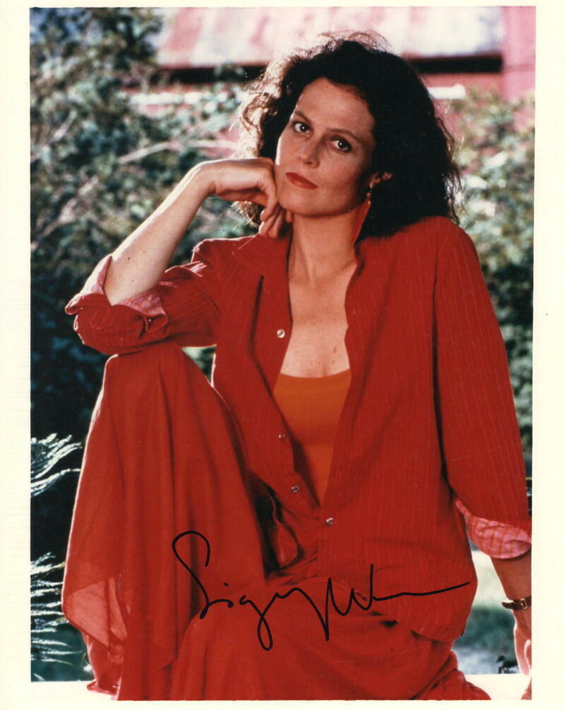 SIGOURNEY WEAVER SIGNED AUTOGRAPH 8X10 Photo Poster painting - ALIEN, GHOSTBUSTERS, AVATAR BABE