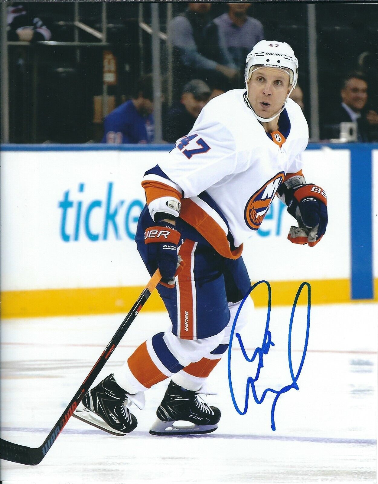 Signed 8x10 LEO KOMAROV New York Islanders Autographed Photo Poster painting - COA