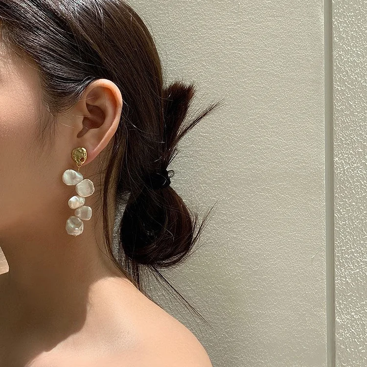 Irregular pearl round large earrings