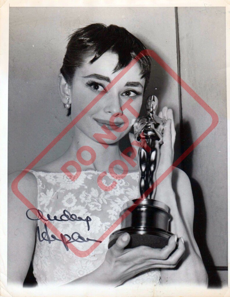 Audrey Hepburn Oscar Award bw Vintage 8.5x11 Autographed Signed Reprint Photo Poster painting