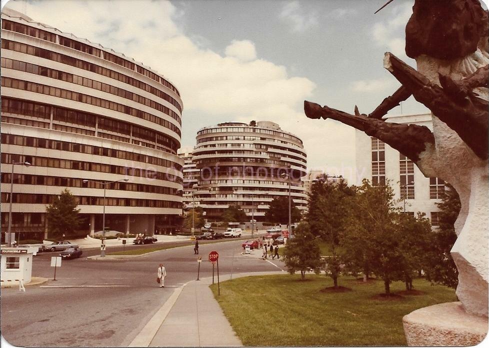 FOUND Photo Poster paintingGRAPH Color WATERGATE HOTEL Washington, D.C. 70's VINTAGE JD 010 3 H