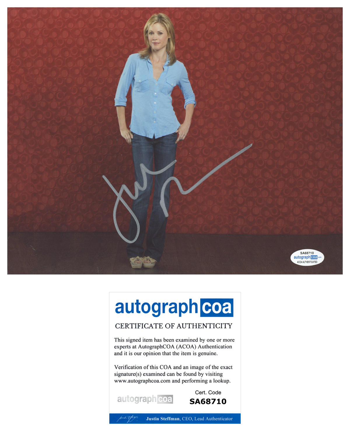 Julie Bowen Signed Autographed 8x10 Photo Poster painting Modern Family Actress ACOA COA