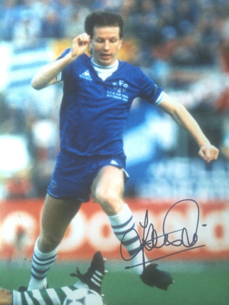 TREVOR STEVEN - FORMER EVERTON FOOTBALLER - BRILLIANT SIGNED COLOUR Photo Poster painting