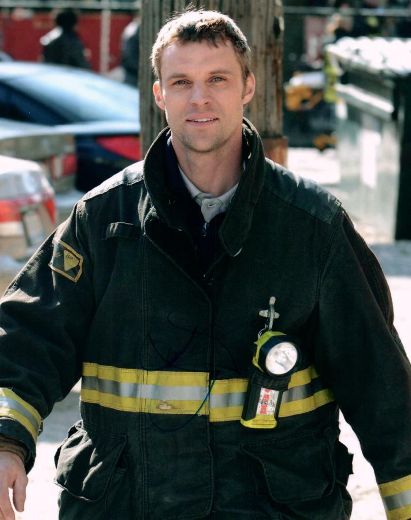 Jesse Spencer signed 8x10 Picture autographed Photo Poster painting with COA