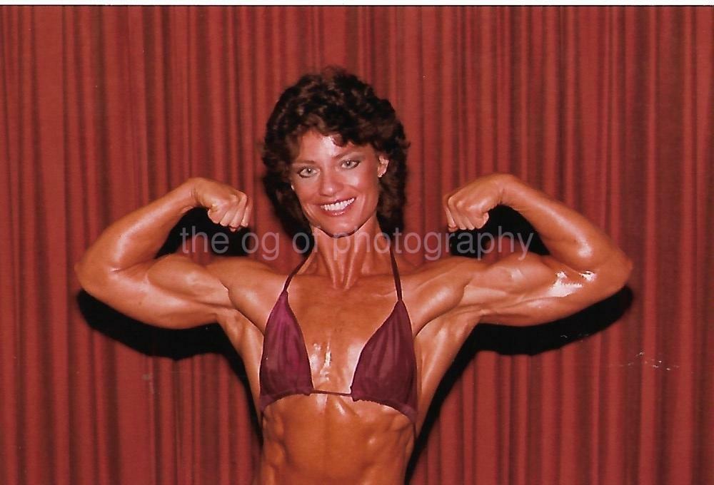 FEMALE BODYBUILDER 80's 90's FOUND Photo Poster painting Color MUSCLE PRETTY WOMAN EN 22 47 V