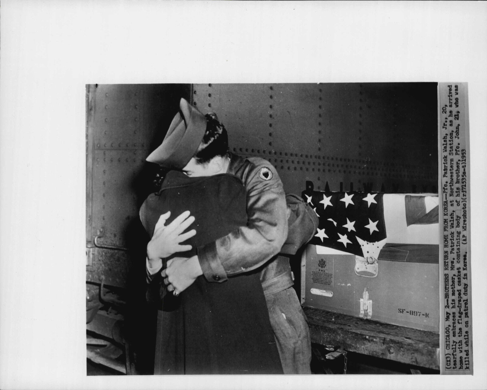 d Prisoner Patrick Walsh Hugs His Mother 1953 Korea War Press Photo Poster painting