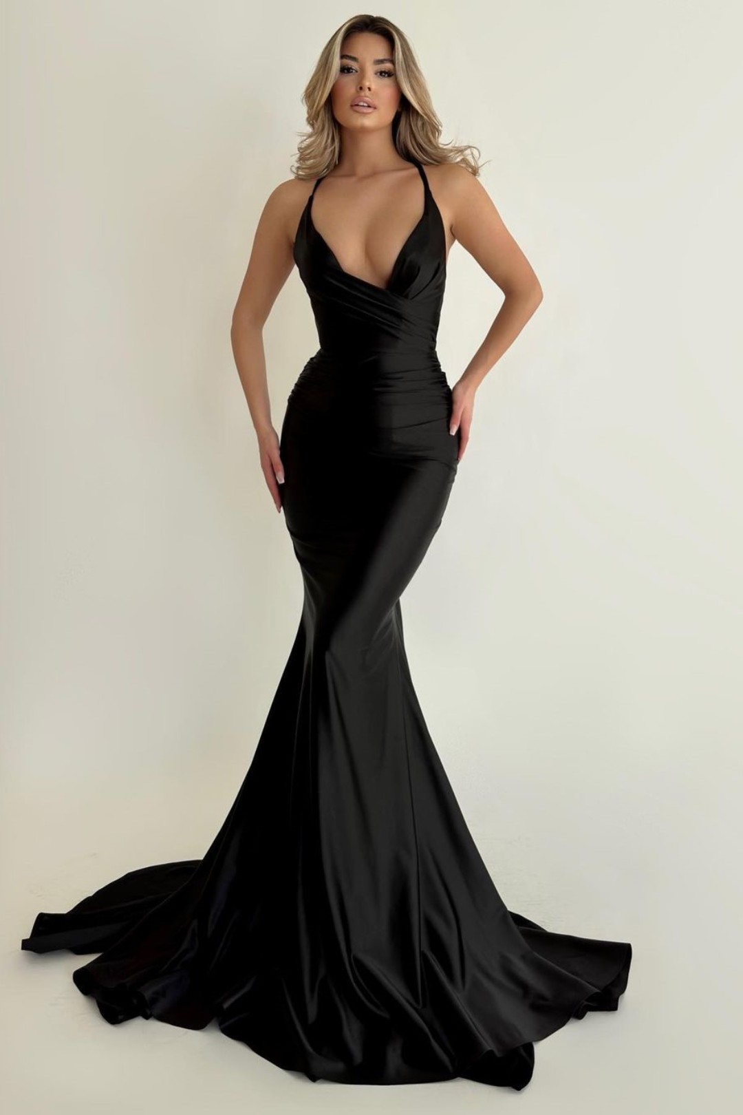 Simple Prom Dress Black Sleeveless Long Halter Pleated Sexy YL0145