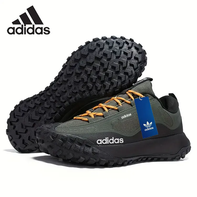 Mu&scaron;ke tenisice za planinarenje i trčanje adidas&reg; imaju neklizajući potplat od gume i prozračnu mrežicu.