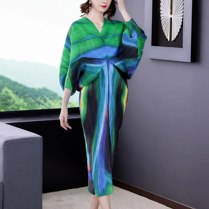 Pleated gradient contrast color bat sleeve dress