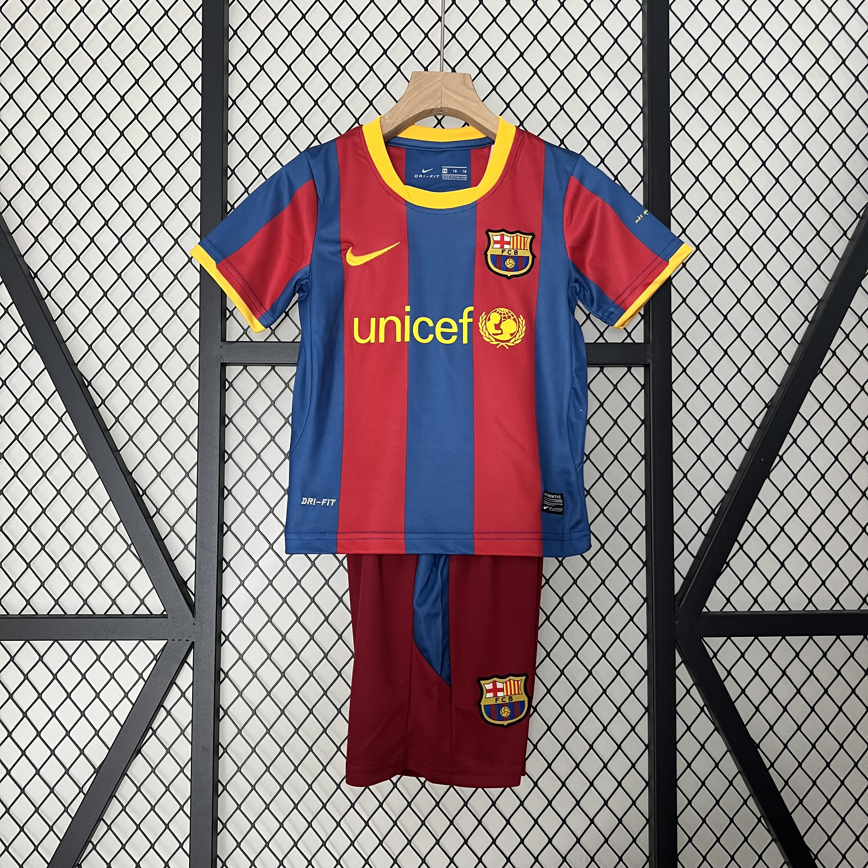 B.A.R.S.A Retro 2010-11 Home Stadium Kids Kit