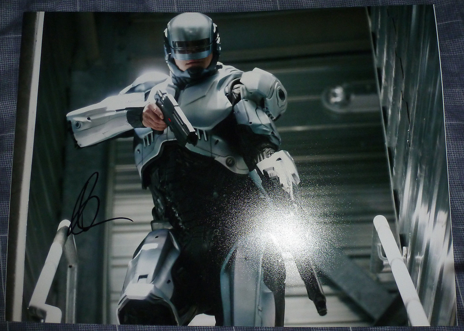 Joel Kinnaman Autograph ROBOCOP Signed 12x16 Photo Poster painting AFTAL [4865]