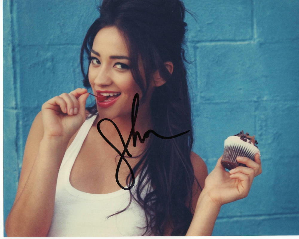 SHAY MITCHELL SIGNED AUTOGRAPHED 8X10 Photo Poster painting SUPER SEXY, PRETTY LITTLE LIARS BABE