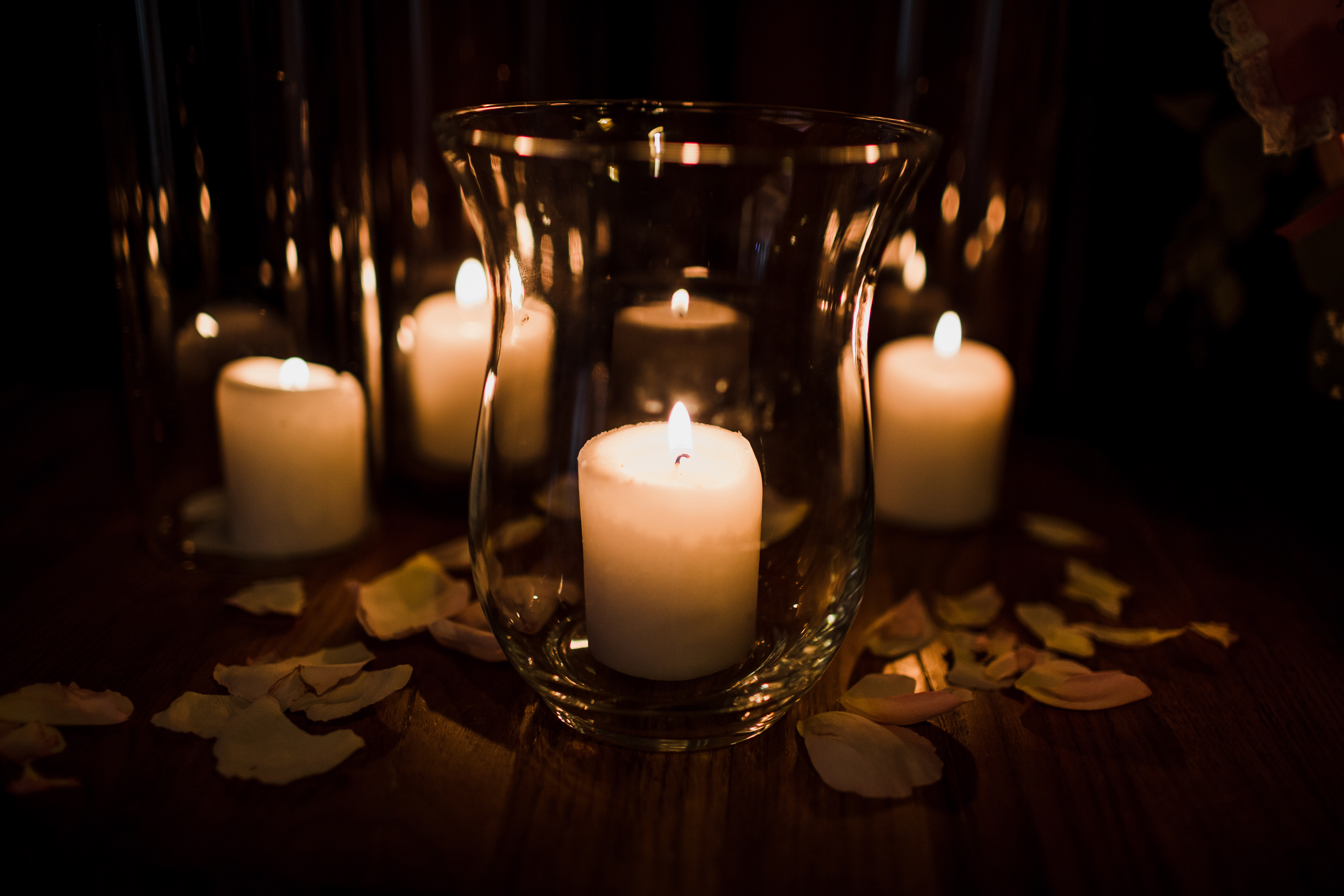 This exquisite candle holder is a personalized masterpiece, designed to be a perfect gift for your beloved sister and female friends. Crafted with meticulous attention to detail, it exudes elegance and sentimentality, making it a cherished keepsake for them to treasure.
The candle holder features a sleek and timeless design, adorned with delicate engravings that reflect the beauty of femininity. The base is adorned with intricate floral patterns, symbolizing growth, grace, and beauty – qualities that resonate with the special women in your life.
Atop the holder sits a smooth, translucent glass cylinder, carefully etched with their names or initials. Each name is surrounded by a delicate wreath, representing unity and the everlasting bond of friendship and sisterhood.
Crafted from premium materials, this candle holder provides a warm and soothing glow when a candle is placed inside. Its gentle radiance mirrors the inner light and warmth that your sister and friends bring to your life.
Whether placed on a dining table during a cozy dinner or used to illuminate a peaceful evening, this candle holder will serve as a reminder of the strong and cherished relationships you share. It's a heartfelt expression of appreciation and love, a symbol of the moments you've shared, and a promise of the memories yet to come.
Present this personalized candle holder to your sister and female friends, and watch their eyes light up with joy. As they embrace this thoughtful gift, they'll be reminded of the unbreakable bonds of sisterhood and friendship that will forever glow in their hearts.
Questo squisito portacandele è un capolavoro personalizzato, progettato per essere un regalo perfetto per la vostra amata sorella e le vostre amiche. Realizzato con un'attenzione meticolosa ai dettagli, emana eleganza e sentimentalismo, rendendolo un ricordo prezioso da conservare.
Il portacandele presenta un design elegante e senza tempo, ornato da delicate incisioni che riflettono la bellezza della femminilità. La base è ornata da intricati motivi floreali, che simboleggiano la crescita, la grazia e la bellezza - qualità che risuonano con le donne speciali della vostra vita.
In cima al supporto si trova un cilindro di vetro liscio e traslucido, accuratamente inciso con i loro nomi o le loro iniziali. Ogni nome è circondato da una delicata corona di fiori, che rappresenta l'unità e il legame eterno di amicizia e sorellanza.
Realizzato con materiali di prima qualità, questo portacandele emette una luce calda e rilassante quando vi si colloca una candela. La sua delicata luminosità rispecchia la luce interiore e il calore che le vostre sorelle e le vostre amiche portano nella vostra vita.
Posto sul tavolo da pranzo durante una cena intima o usato per illuminare una serata tranquilla, questo portacandela vi ricorderà le forti e care relazioni che condividete. È un'espressione sincera di apprezzamento e amore, un simbolo dei momenti che avete condiviso e una promessa dei ricordi che verranno.
Regalate questo portacandele personalizzato a vostra sorella e alle vostre amiche e guardate i loro occhi illuminarsi di gioia. Mentre abbracciano questo regalo premuroso, si ricorderanno dei legami indissolubili di sorellanza e amicizia che brilleranno per sempre nei loro cuori.