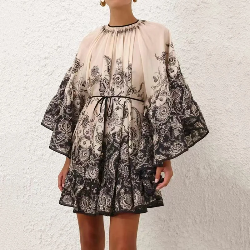 Abito midi con stampa floreale alla moda e lanterna